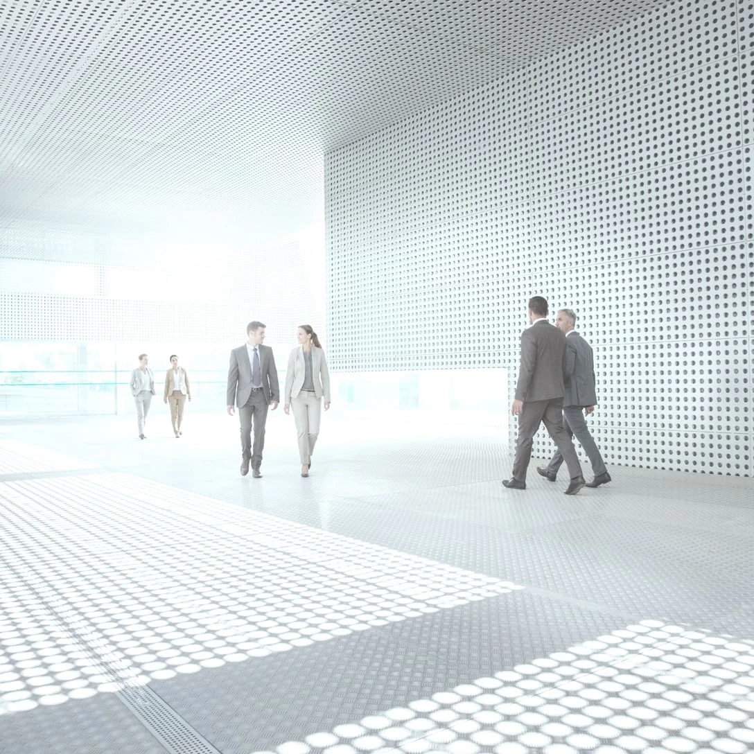 Vituelle Personen eilen durch ein Innenhof